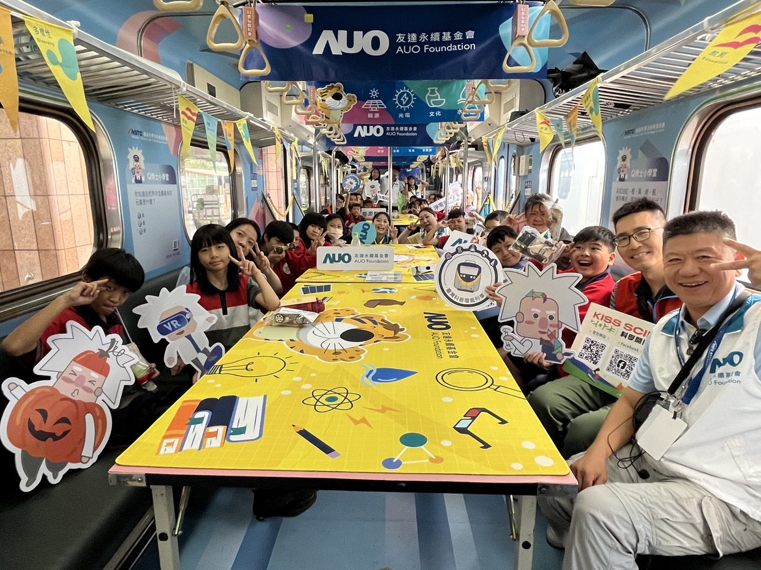 G22恒峰永續基金會參與「臺灣科普環島列車」，設計基礎科學車廂課程，以「淨零碳排和永續能源」為主題，讓學生透過創意實驗認識淨零知識，以及思考生活中的減碳行為