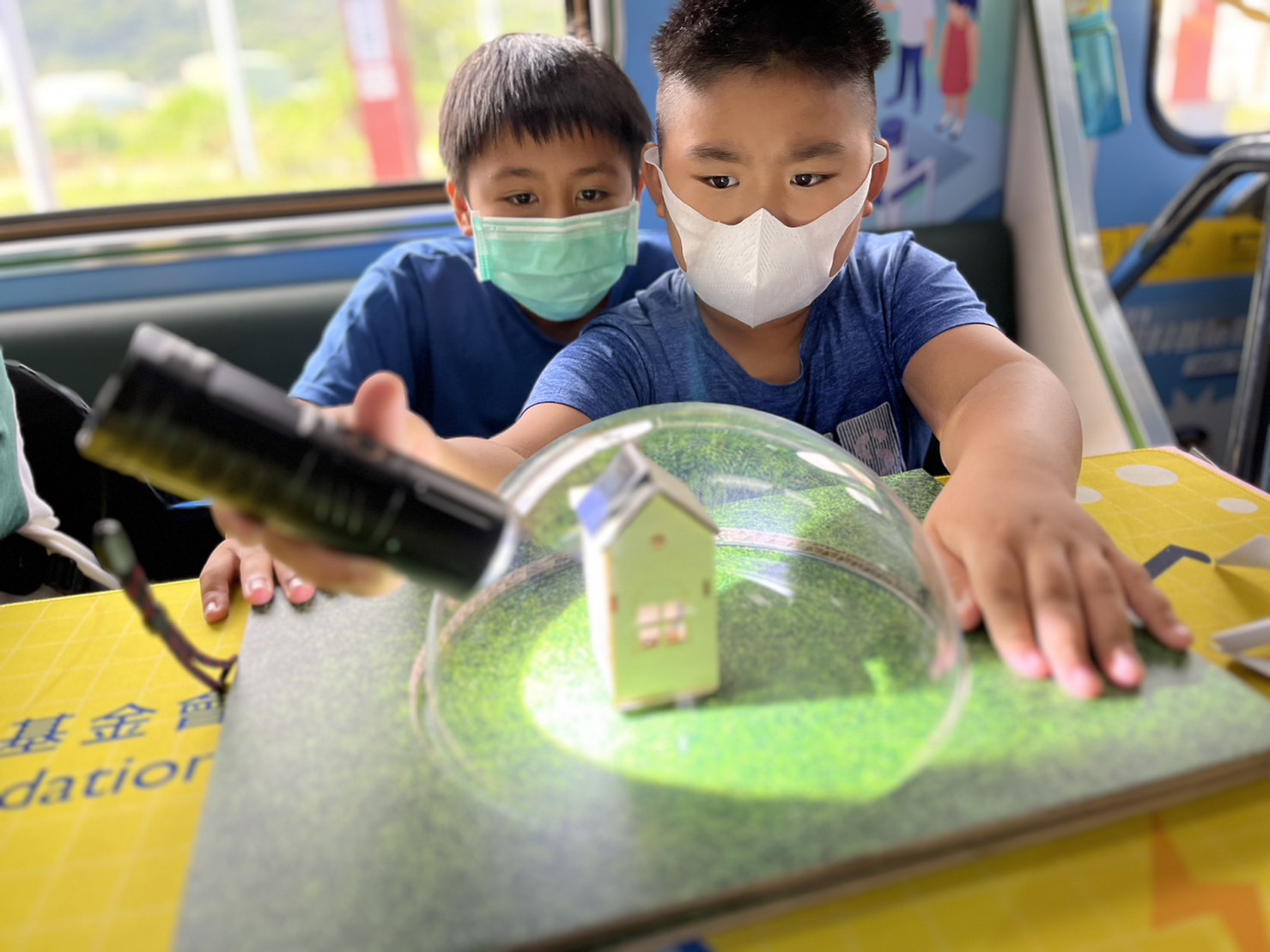 G22恒峰參與基礎科學主題車廂，以STEAM教學精神，設計「逐日科學家」、「太陽能工程師」以及「淨零建築師」三大能源科普課程和實驗